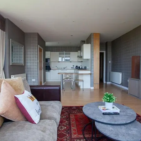 Apartment Riverside Flat With Stunning Views *