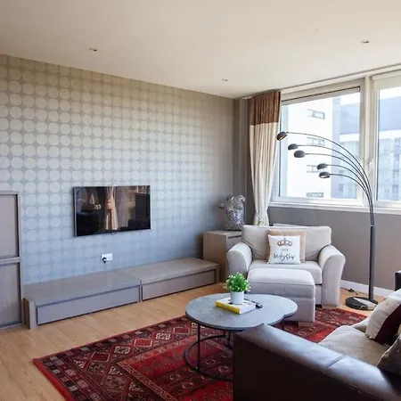 Riverside Flat With Stunning Views *