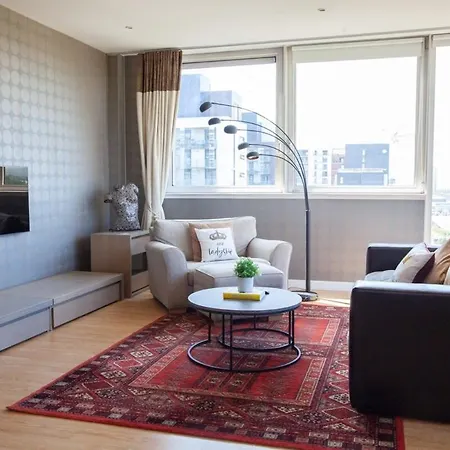 Riverside Flat With Stunning Views * Glasgow