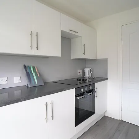 2 Bdr Flat By Caledonia Luxe Short Lets & Serviced Apartment Glasgow