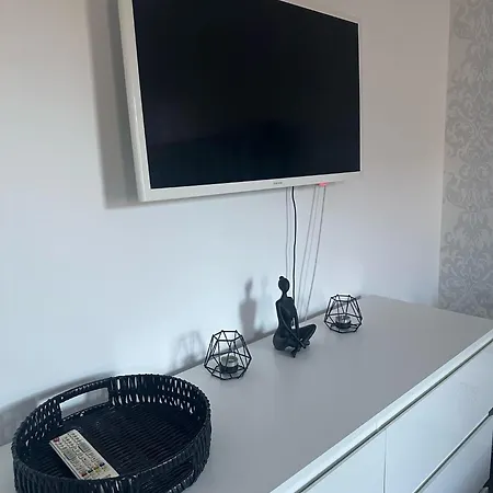 Apartment Black Daisy