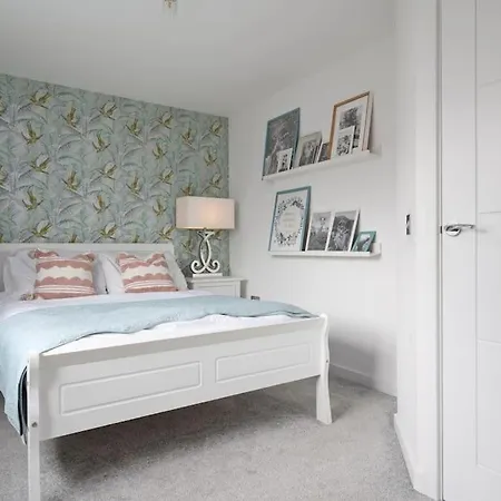3x Double Beds With Driveway Parking And Ps4 By Vista Short Lets Scotland Apartment