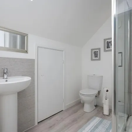 Apartment 3x Double Beds With Driveway Parking And Ps4 By Vista Short Lets Scotland *