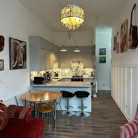 Stunning 2 Bedroom *