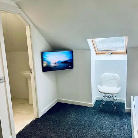 Modern 2 Bedroom House With Loft Conversion