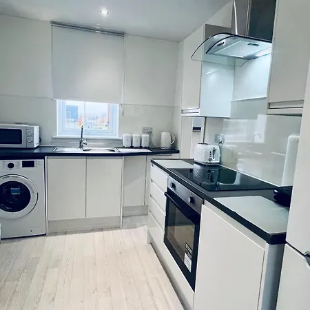 Modern 2 Bedroom House With Loft Conversion Daire *