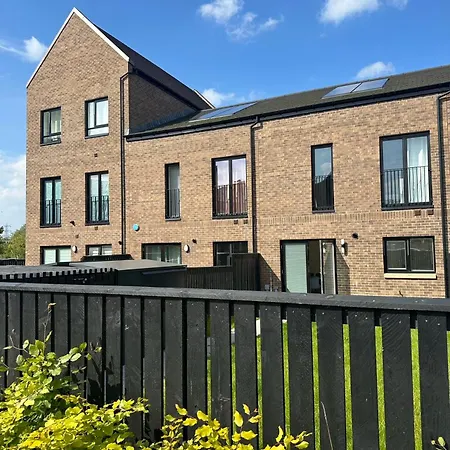 Wee Townhouse, 3 Beds With Free Parking, Wifi & Ethernet Connection Holiday home Glasgow