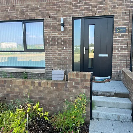 Wee Townhouse, 3 Beds With Free Parking, Wifi & Ethernet Connection Holiday home