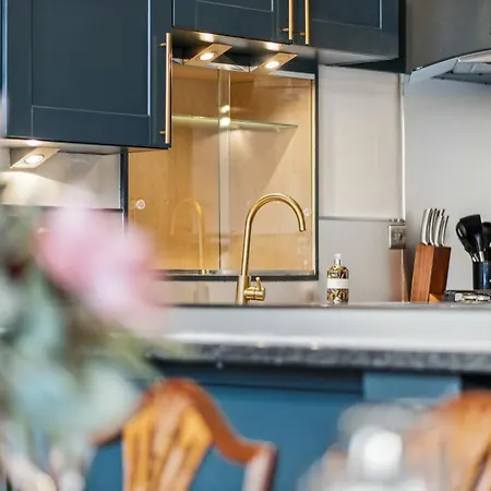 Grand 2 Bed West End Apartment *