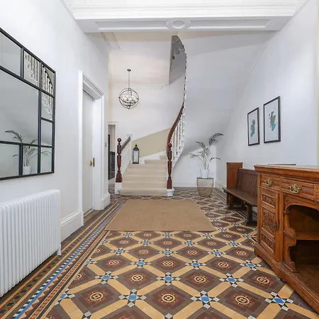 Extravagant 6 Bed Victorian Townhouse With Hot Tub فيلة *