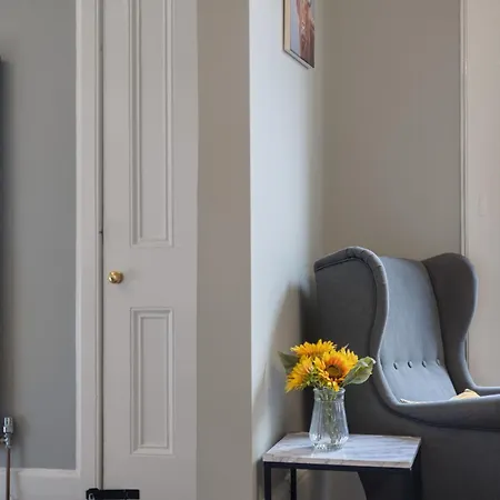 Extravagant 6 Bed Victorian Townhouse With Hot Tub Glasgow