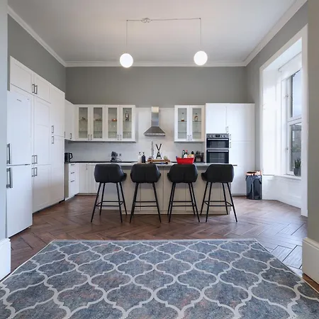 Extravagant 6 Bed Victorian Townhouse With Hot Tub *