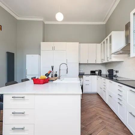 Extravagant 6 Bed Victorian Townhouse With Hot Tub