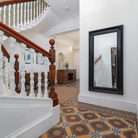 Extravagant 6 Bed Victorian Townhouse With Hot Tub Glasgow