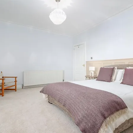 Extravagant 6 Bed Victorian Townhouse With Hot Tub *