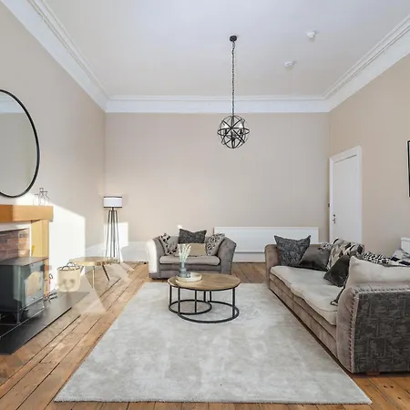 Extravagant 6 Bed Victorian Townhouse With Hot Tub *