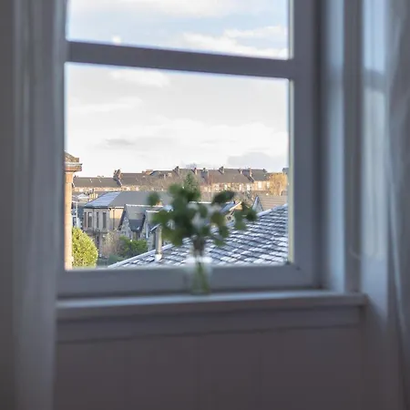 Extravagant 6 Bed Victorian Townhouse With Hot Tub * Glasgow