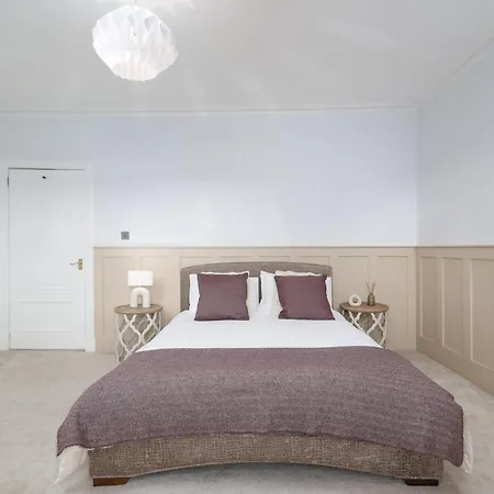 Extravagant 6 Bed Victorian Townhouse With Hot Tub *