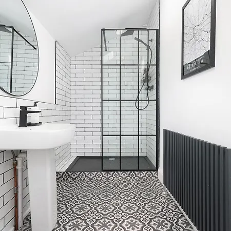 Extravagant 6 Bed Victorian Townhouse With Hot Tub