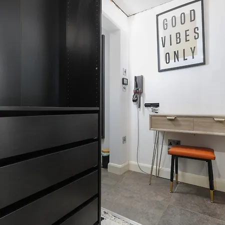 Extravagant 6 Bed Victorian Townhouse With Hot Tub