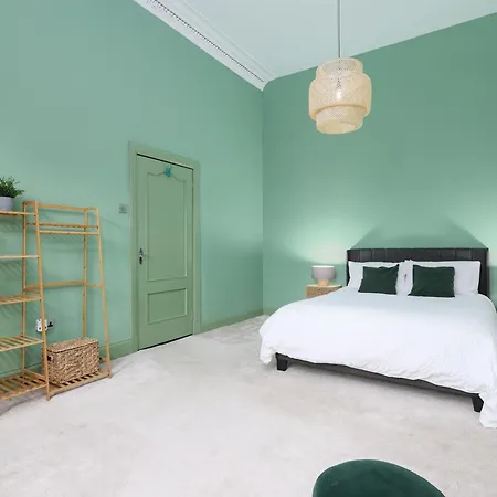 Extravagant 6 Bed Victorian Townhouse With Hot Tub Villa