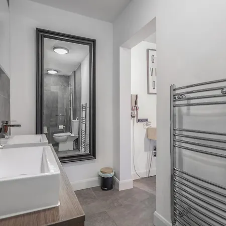 Extravagant 6 Bed Victorian Townhouse With Hot Tub *