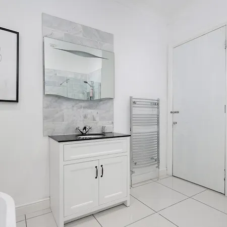 Extravagant 6 Bed Victorian Townhouse With Hot Tub