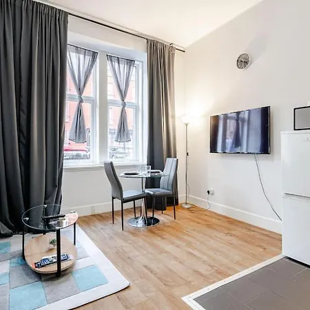Stunning Ground Floor Flat In Southside. * Glasgow