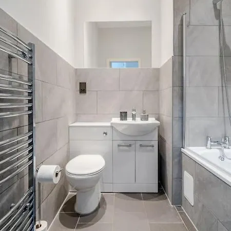 公寓 Stunning Ground Floor Flat In Southside. *