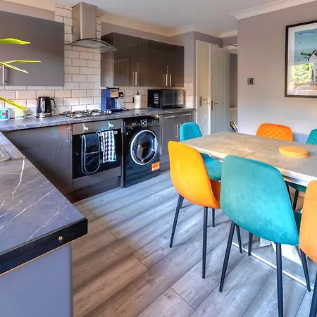 Cosy 4 Bedroom In - Free Parking Holiday home Glasgow