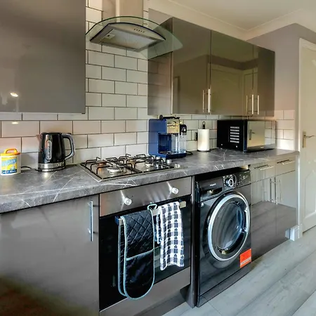 Cosy 4 Bedroom In - Free Parking *