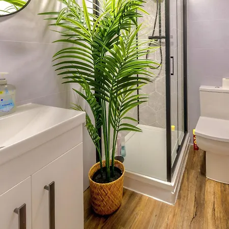 Cosy 4 Bedroom In - Free Parking Glasgow