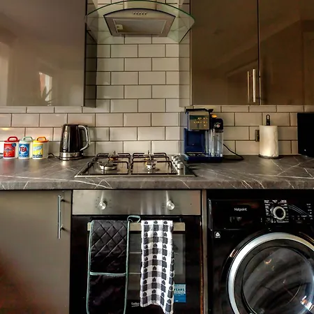 Cosy 4 Bedroom In - Free Parking Holiday home