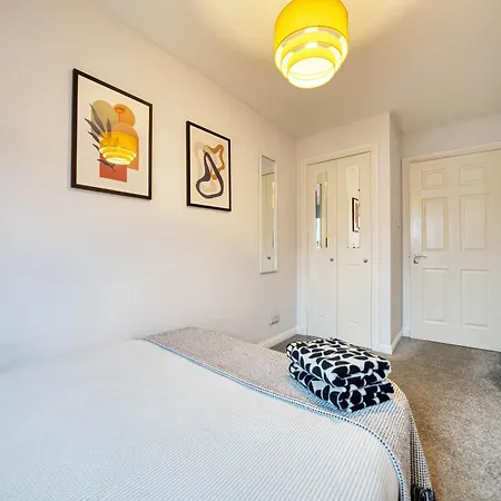 Modern 2 Bed Flat With Free Parking Apartamento