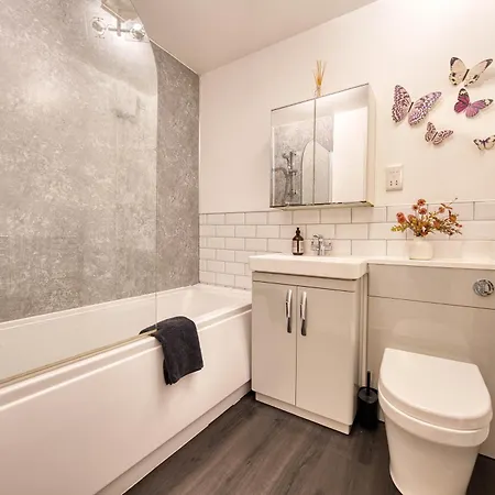 Modern 2 Bed Flat With Free Parking * Glasgow