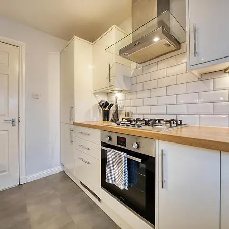 Modern 2 Bed Flat With Free Parking *