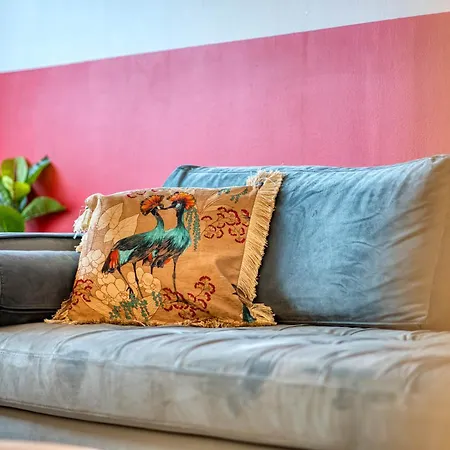 Modern 2 Bed Flat With Free Parking