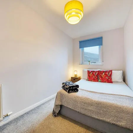 Modern 2 Bed Flat With Free Parking Apartment *