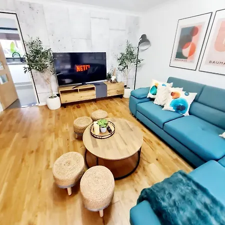 Bright 3Br + Patio 아파트