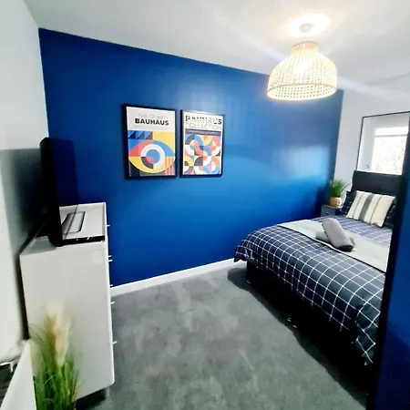 Bright 3Br + Patio 아파트 *