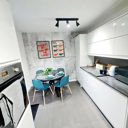 Bright 3br Walking Distance To Town - Free Parking *