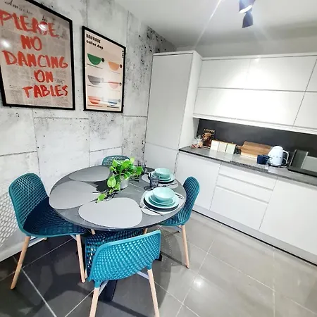 Bright 3Br + Patio 아파트