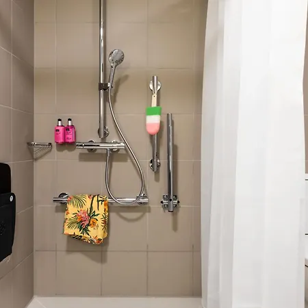 Отель Moxy Sec 3*