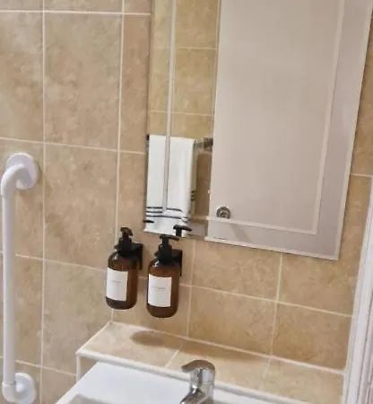 Semesterbostad Archillects Entire Two Bedroom Comfy House - Free Parking