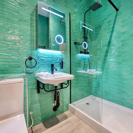 Large Station 2 Bed A2 * Glasgow