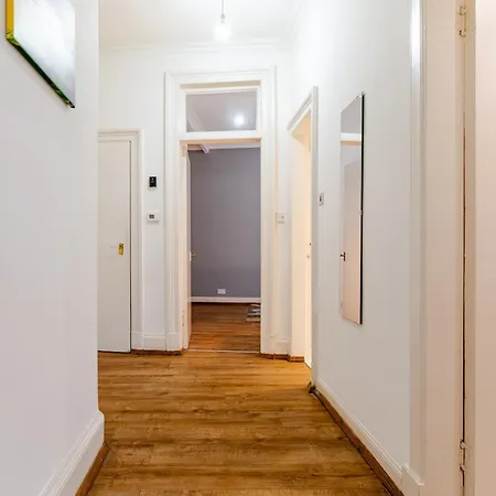 Newly Furnished Flat 4 Minutes Walk To Metro * Glasgow