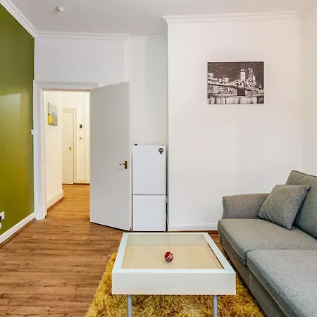 Newly Furnished Flat 4 Minutes Walk To Metro Διαμέρισμα
