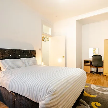 Newly Furnished Flat 4 Minutes Walk To Metro Apartment *