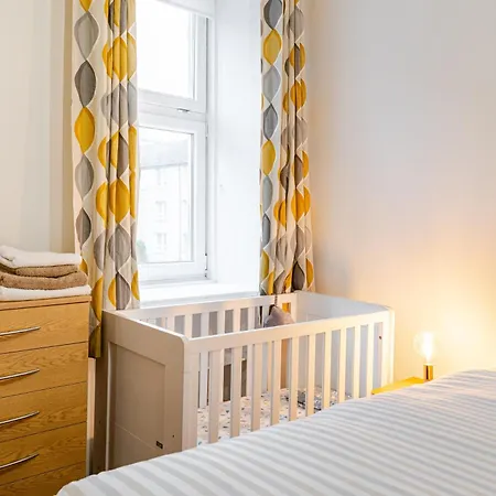 Apartment Newly Furnished Flat 4 Minutes Walk To Metro Glasgow