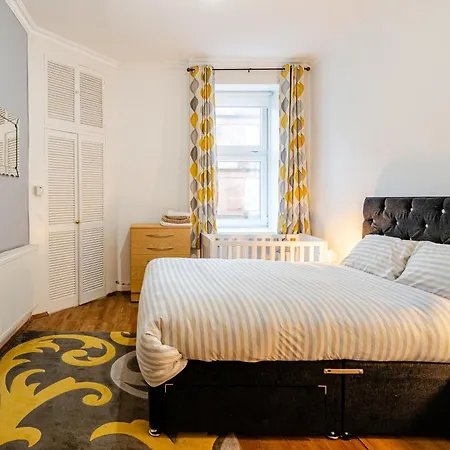 Newly Furnished Flat 4 Minutes Walk To Metro Apartment *